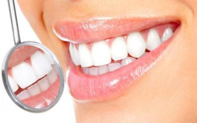 ما هي أفضل طرق تبيض الاسنان
